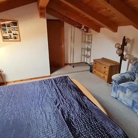 Apartment Haus Bei Einfahrt Grosser Nussbaum *