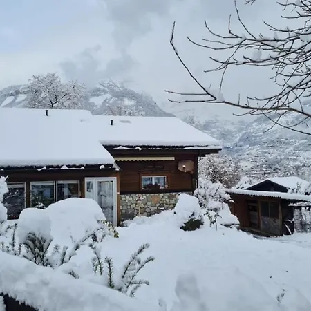 Haus Bei Einfahrt Grosser Nussbaum