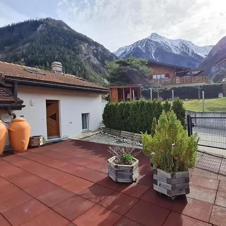 Haus Bei Einfahrt Grosser Nussbaum
