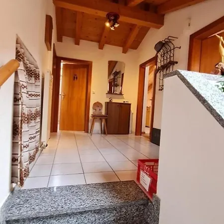 Haus Bei Einfahrt Grosser Nussbaum شقة