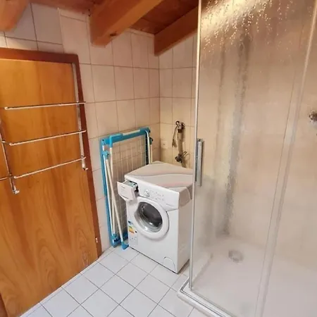 Haus Bei Einfahrt Grosser Nussbaum *